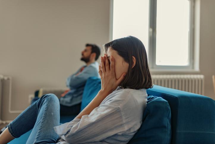 kobieta zakrywająca twarz rękami